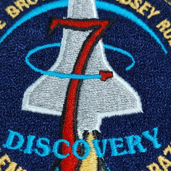 Collectible NASA 4" patch featuring the names of seven astronauts and space - Picture 4 of 7